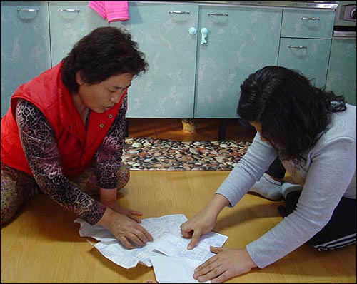 시어머니와 며느리가 '생활비'와 '치료비' 문제로 고민하고 있다. 